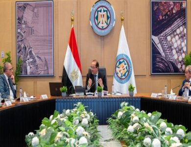 وزير المالية في حوار مفتوح مع عدد من المفكرين وخبراء الاقتصاد