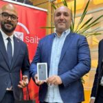 بنك saib يسلم هاتف iPhone 17 للفائز بحملته الترويجية لبطاقاته الائتمانية خلال شهر رمضان