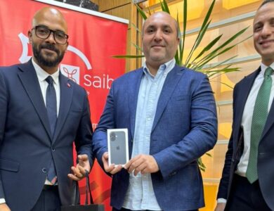بنك saib يسلم هاتف iPhone 17 للفائز بحملته الترويجية لبطاقاته الائتمانية خلال شهر رمضان