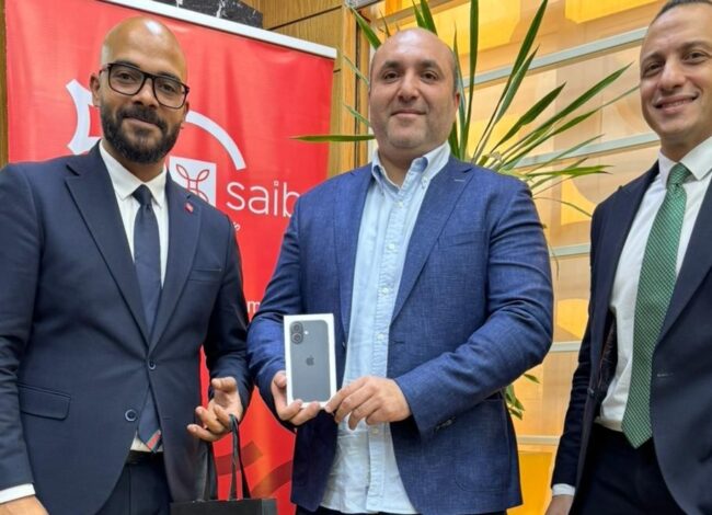 بنك saib يسلم هاتف iPhone 17 للفائز بحملته الترويجية لبطاقاته الائتمانية خلال شهر رمضان