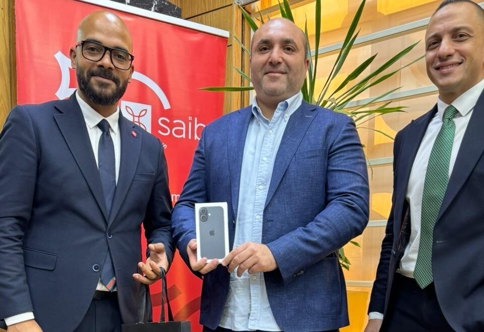 بنك saib يسلم هاتف iPhone 17 للفائز بحملته الترويجية لبطاقاته الائتمانية خلال شهر رمضان