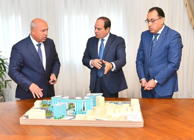 الرئيس السيسي مع الدكتور مصطفى مدبولي والفريق كامل الوزير