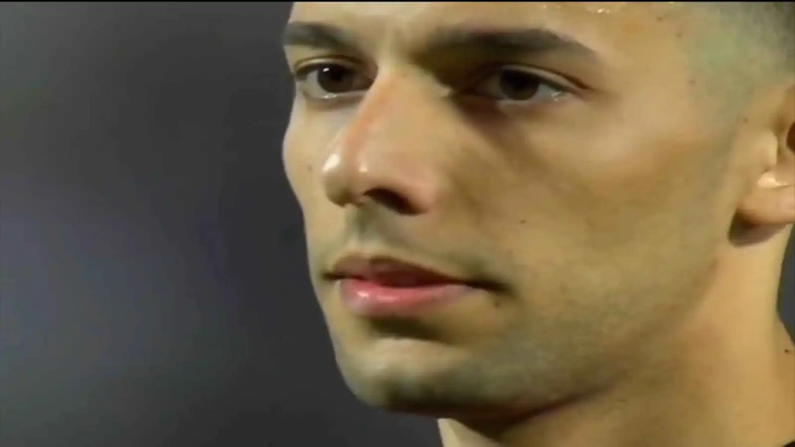 أحمد بلحاج قبل تنفيذ ركلة الجزاء أمام الزمالك