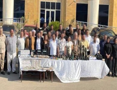 عصابة الآثار المزيفة بعد القبض عليهم