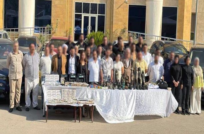 عصابة الآثار المزيفة بعد القبض عليهم