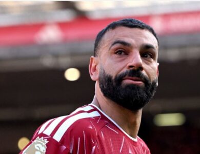 محمد صلاح يبكي في وداع ملعب أنفيلد وجماهير ليفربول