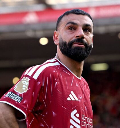 محمد صلاح يبكي في وداع ملعب أنفيلد وجماهير ليفربول