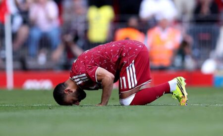 محمد صلاح يبكي في وداع ملعب أنفيلد وجماهير ليفربول