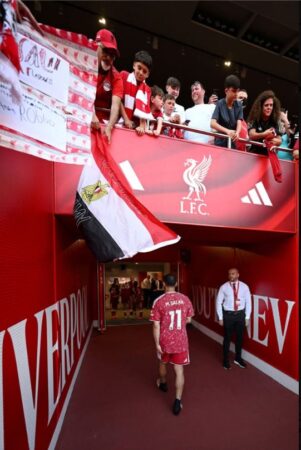 محمد صلاح يبكي في وداع ملعب أنفيلد وجماهير ليفربول