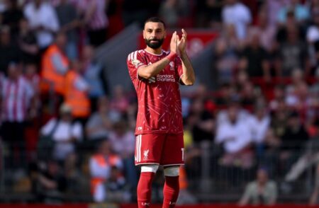 محمد صلاح يبكي في وداع ملعب أنفيلد وجماهير ليفربول