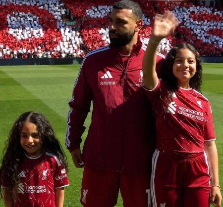 محمد صلاح يبكي في وداع ملعب أنفيلد وجماهير ليفربول