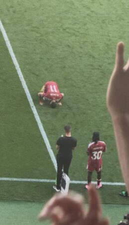 محمد صلاح يبكي في وداع ملعب أنفيلد وجماهير ليفربول