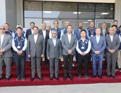 وزير الاتصالات داخل مجمع مصانع سامسونج للإلكترونيات في بني سويف