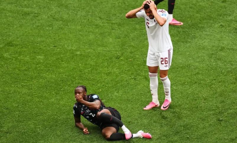 لحظة إصابة إسماعيل كونيه لاعب قطر في مباراة قطر وكندا