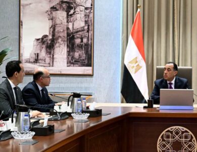 رئيس الوزراء مع وزير الاستثمار والتجارة الخارجية