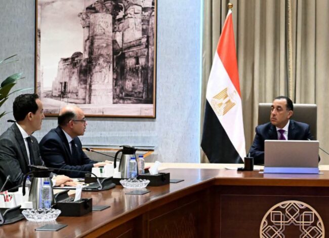 رئيس الوزراء مع وزير الاستثمار والتجارة الخارجية