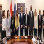المهندس رأفت هندي وزير الاتصالات وتكنولوجيا المعلومات مع أعضاء لجنة التحول الرقمي بغرفة التجارة الأمريكية بالقاهرة