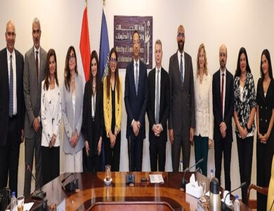 المهندس رأفت هندي وزير الاتصالات وتكنولوجيا المعلومات مع أعضاء لجنة التحول الرقمي بغرفة التجارة الأمريكية بالقاهرة