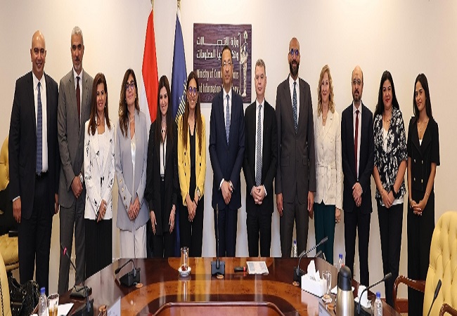 المهندس رأفت هندي وزير الاتصالات وتكنولوجيا المعلومات مع أعضاء لجنة التحول الرقمي بغرفة التجارة الأمريكية بالقاهرة
