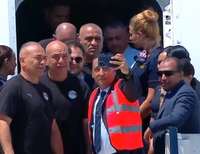 لحظة وصول بعثة منتخب مصر إلى مطار العلمين