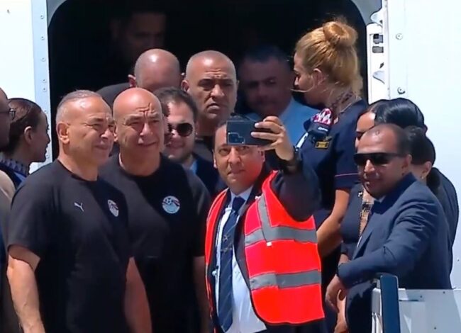 لحظة وصول بعثة منتخب مصر إلى مطار العلمين