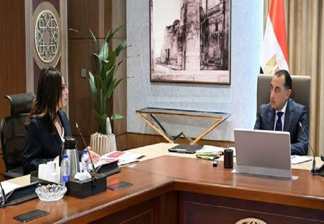 وزيرة الثقافة جيهان زكي مع رئيس الوزراء