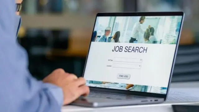 الحكومة تحسم الجدل بشأن فرص العمل بالخارج