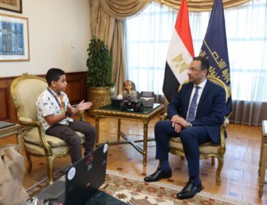 المهندس رأفت هندي يكرم الطفل مارتيروس مينا البالغ من العمر 10 أعوام لتميزه العالمي في البرمجة والروبوتات