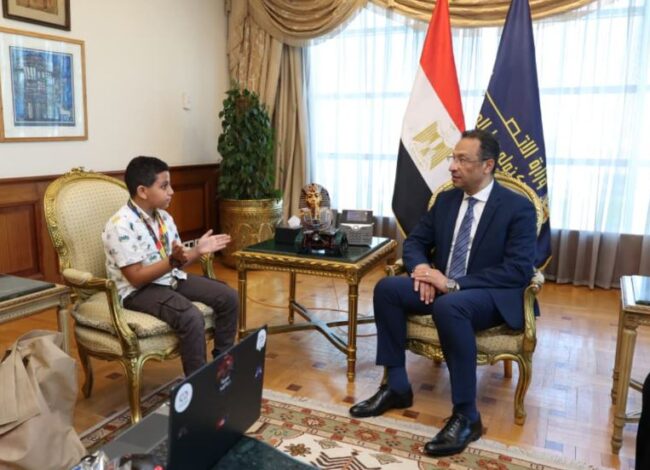 المهندس رأفت هندي يكرم الطفل مارتيروس مينا البالغ من العمر 10 أعوام لتميزه العالمي في البرمجة والروبوتات