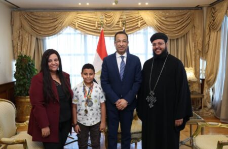 وزير الاتصالات يكرم الطفل مارتيروس مينا