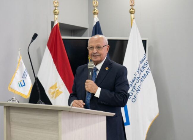 الدكتور أحمد حمد القائم بأعمال رئيس جامعة مصر للمعلوماتية