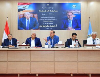 وزير المالية مع أحمد الوكيل رئيس الاتحاد العام للغرف التجارية والنواب وعمد ومشايخ مطروح