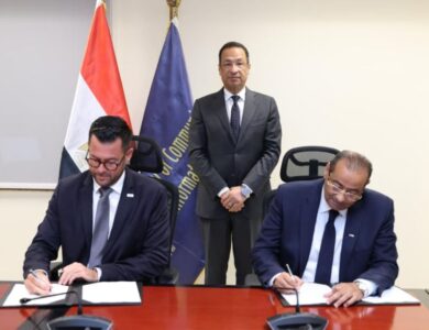 وزير الاتصالات يشهد توقيع اتفاقية بين المصرية للاتصالات وشركة PSL اليونانية لإنشاء كابل شرم الشيخ- طابا البحري
