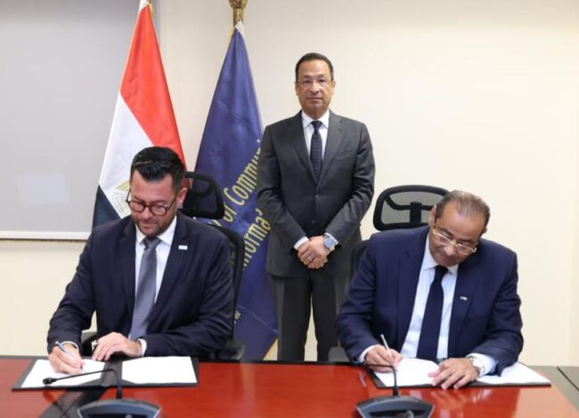 وزير الاتصالات يشهد توقيع اتفاقية بين المصرية للاتصالات وشركة PSL اليونانية لإنشاء كابل شرم الشيخ- طابا البحري