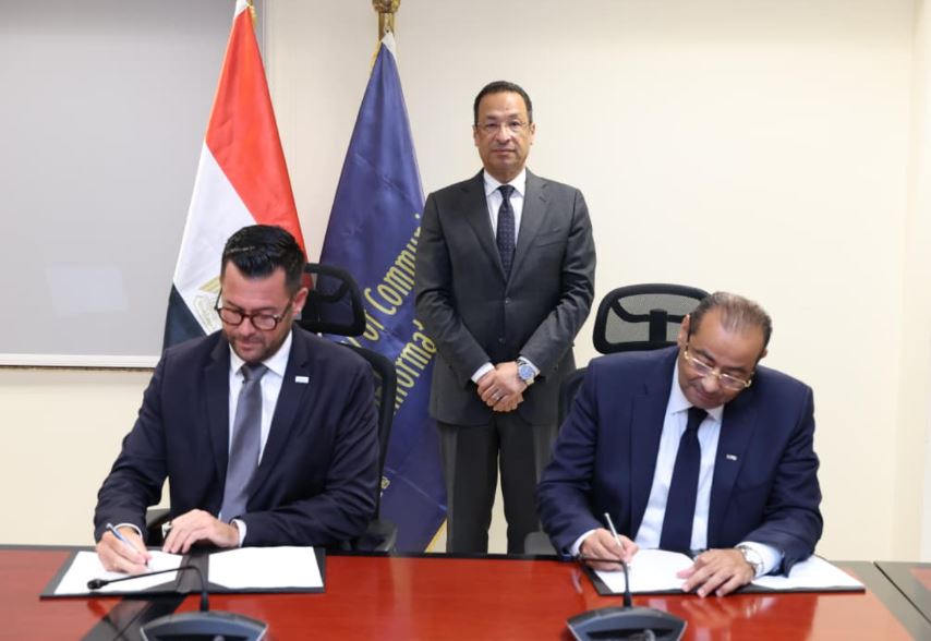 وزير الاتصالات يشهد توقيع اتفاقية بين المصرية للاتصالات وشركة PSL اليونانية لإنشاء كابل شرم الشيخ- طابا البحري