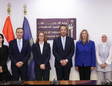 وزير الاتصالات خلال توقيع مذكرة التفاهم مع إنتل