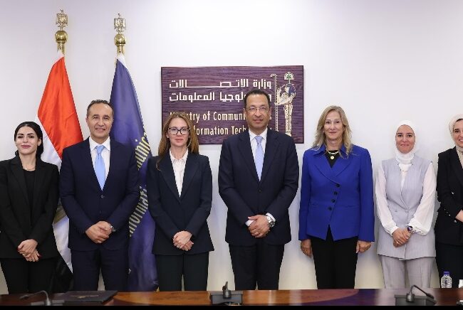 وزير الاتصالات خلال توقيع مذكرة التفاهم مع إنتل