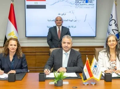 رئيس اقتصادية القناة يشهد توقيع عقد مشروع إنشاء ساحة للشاحنات بميناء السخنة
