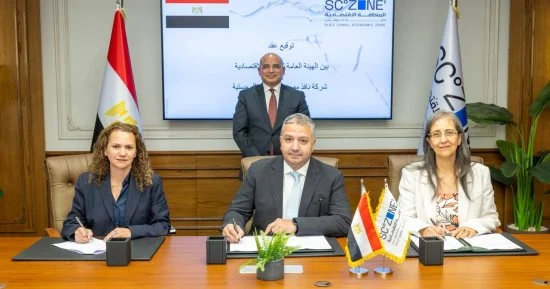 رئيس اقتصادية القناة يشهد توقيع عقد مشروع إنشاء ساحة للشاحنات بميناء السخنة