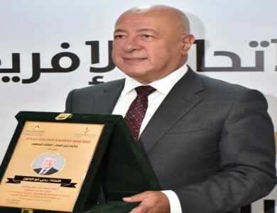 يحيى أبو الفتوح يتسلم جائزة «رجل العام – القائد الملهم» في قطاع المال والاقتصاد