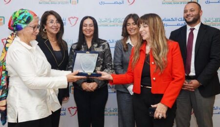 البنك الأهلي المصري يتعاون مع بنك الكساء المصري لتنفيذ مشروع «ملابس الكرامة»