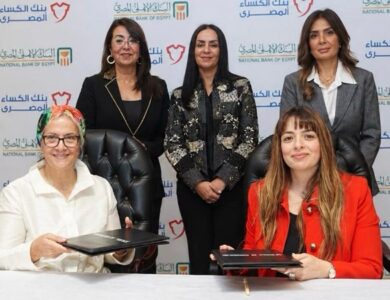 البنك الأهلي المصري يتعاون مع بنك الكساء المصري لتنفيذ مشروع «ملابس الكرامة»